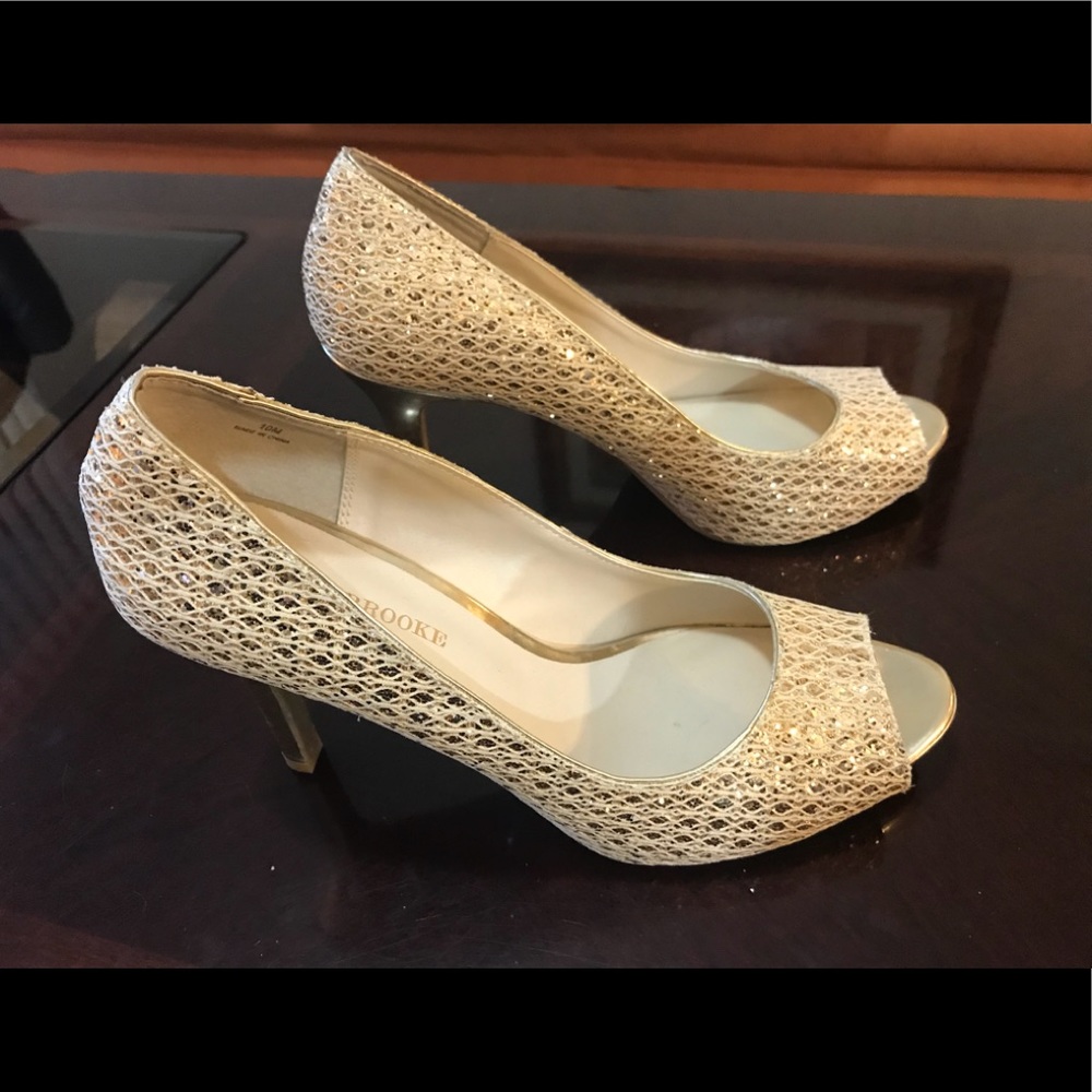 New w/o box - Audrey Brooke Gold Heels - Size 10
